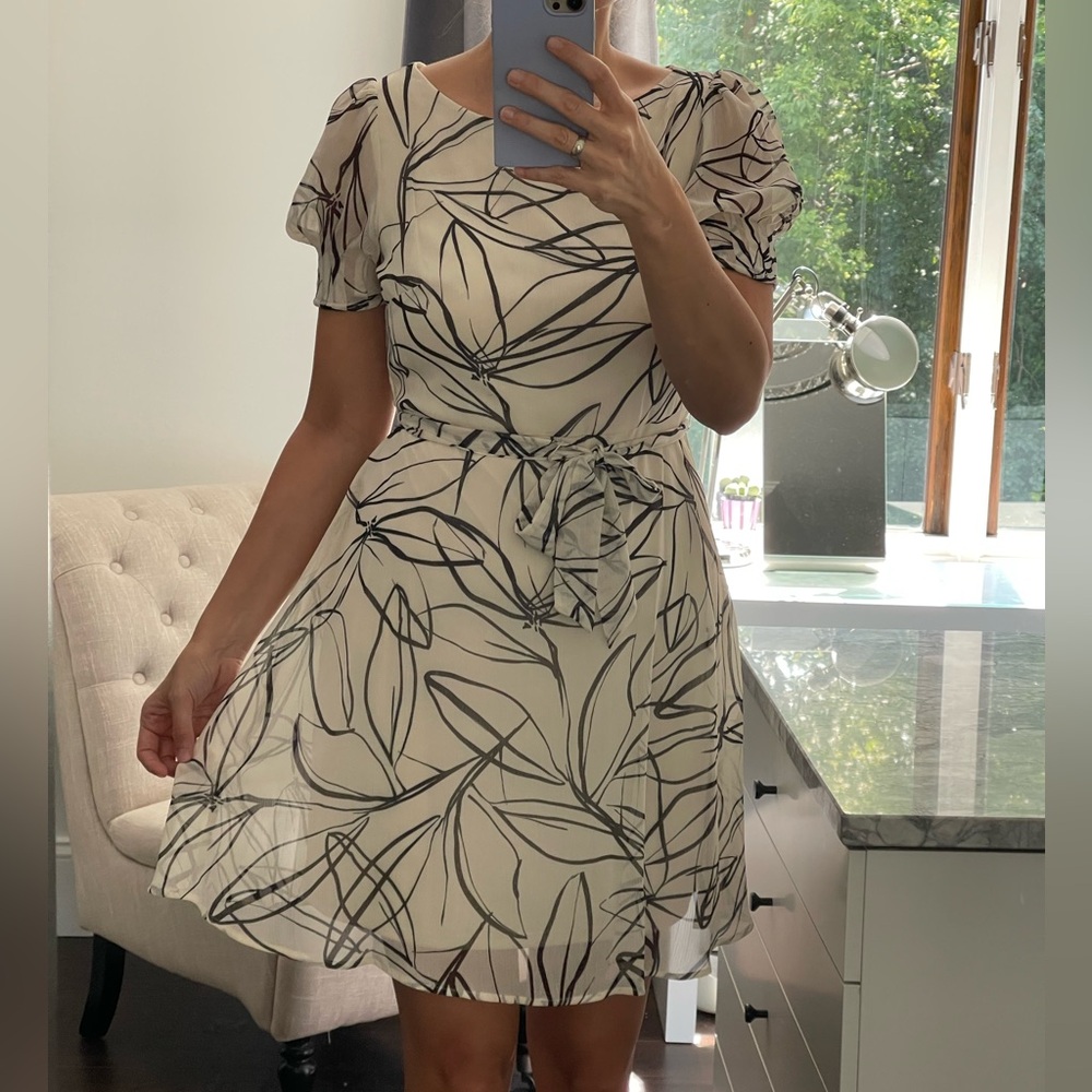 New! Elegant Black and Cream Woman’s Short Sleeves Mini Dress, Full Skirt size 8